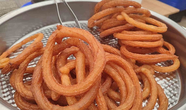 2 çocuk annesi tatlı yaparak evini geçindiriyor