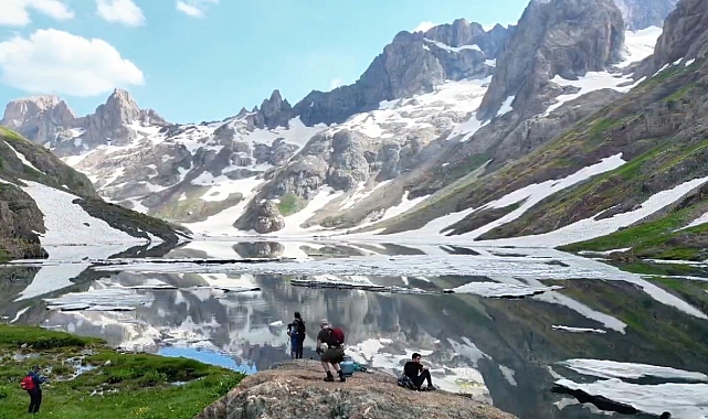 20 dağcı, Türkiye'nin en büyük buzul gölü çevresinde doğa yürüyüşü yaptı