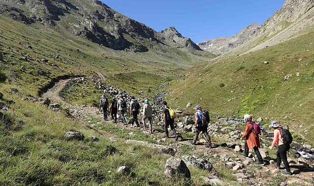 3 bin 333 metrede Abdalmusa zirvesinde Yusuf Dikeç pozu