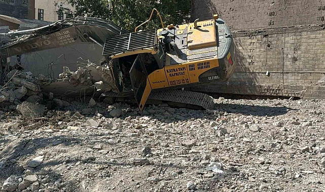 4 katlı bina, yıkım sırasında iş makinesinin üzerine devrildi