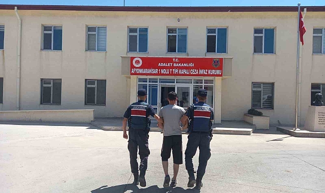 5 yıl hapis cezasıyla aranan şahıs, saman balyalarının arasında yakalandı