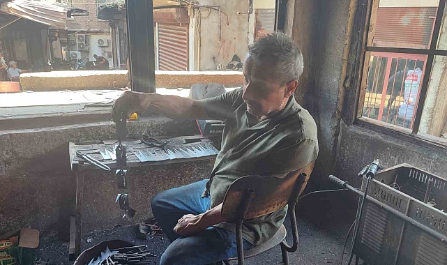 59 yaşındaki esnaf, 46 yıldır çoban köpeklerine tasma yapıyor