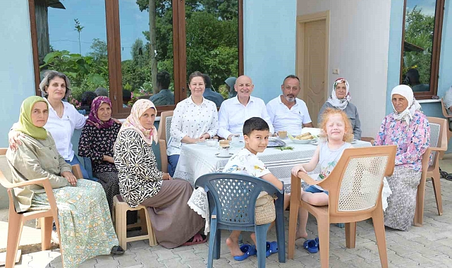 7 kız kardeş, evlerinin bahçesinde ve seralarda yüzlerce çeşit süs bitkisi yetiştiriyor