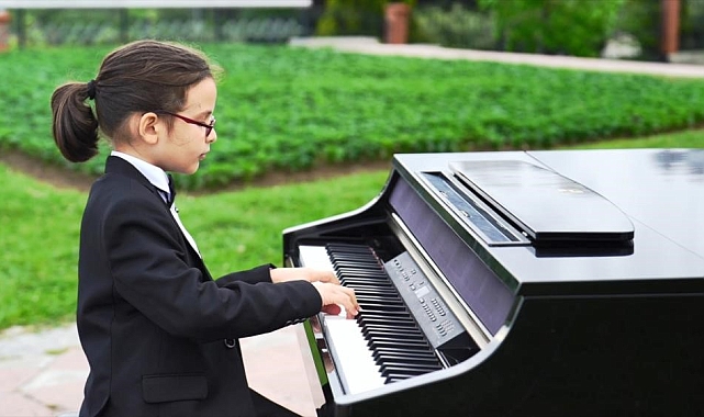 8 yaşındaki yetenekli piyanist başarılarıyla parmak ısırtıyor