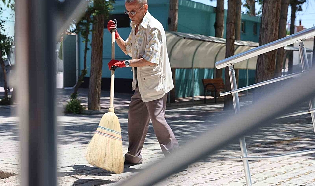 86 yaşında bacağındaki protezle her gün cami temizliyor