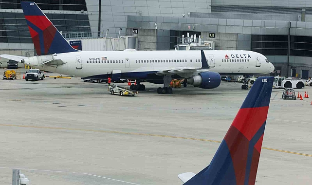 ABD&#039;de havaalanında uçak lastiği değişim sırasında patladı: 2 ölü, 1 yaralı