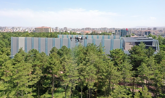Açık alanlar drone ile ilaçlanıyor