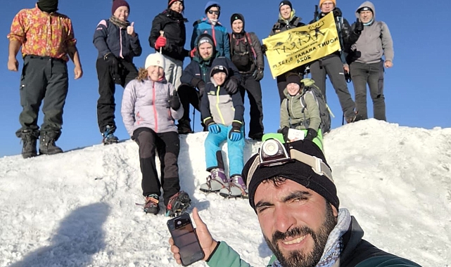 Ağrı Dağı&#039;nda aniden bastıran dolu ve sağanak yağışa rağmen zirve tırmanışını tamamladılar