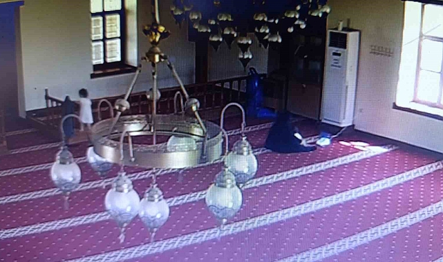 Ailesiyle feribot beklerken sığındığı camide kullandığı 1 saatlik elektriğin parasını bir notla bıraktı