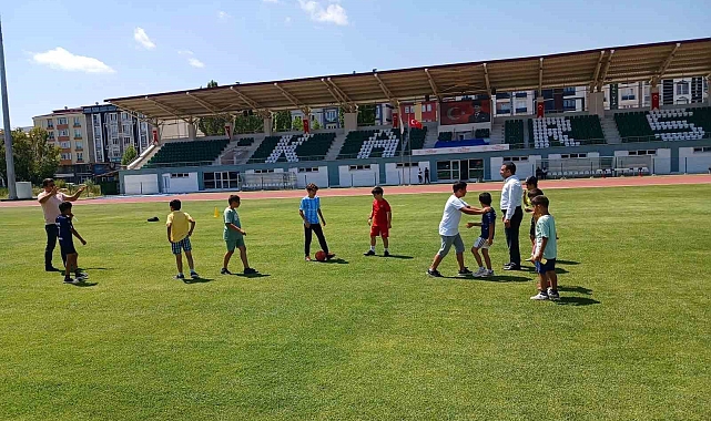 AK Parti Kars Milletvekili Adem Çalkın çocuklarla top oynadı