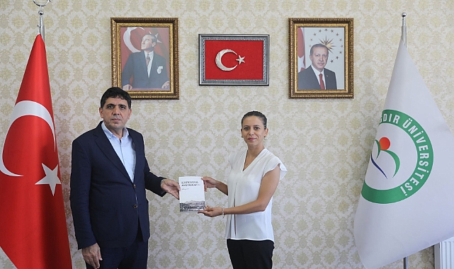 Akademisyen Doç. Dr. Suna Altan, kitabını rektör Alma&#039;ya takdim etti