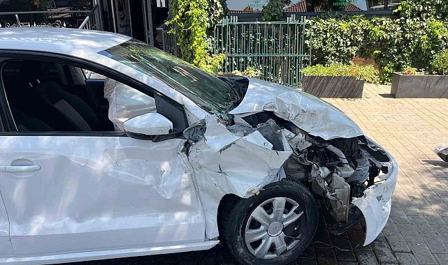 Alkollü ve ehliyetsiz kaza yapan şahıs, aracın başında alkol almaya devam etti