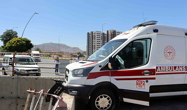 Ambulansla otomobil çarpıştı: 3&#039;ü sağlık personeli 6 yaralı