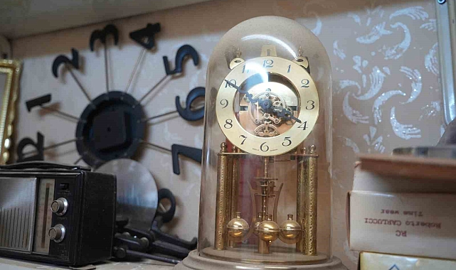 Antika saat ustası zamanı ayakta tutuyor