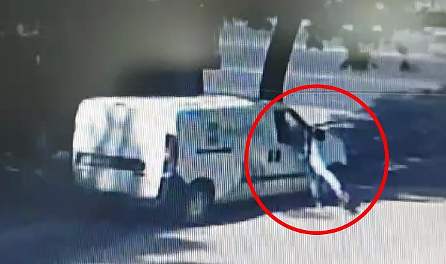 Aracın içindeki cep telefonunu alıp kayıplara karıştı