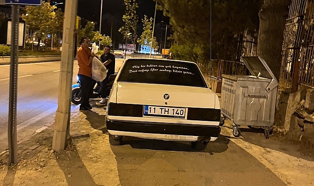 Aracını kaldırıma park eden sürücüye yayalar tepki gösterdi