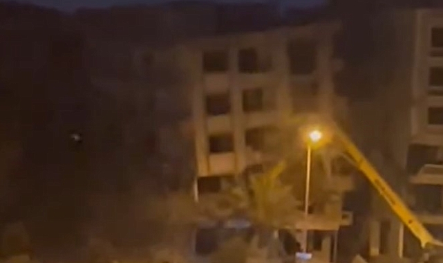 Araçlar geçerken yaşanan yıkım yürekleri ağza getirdi