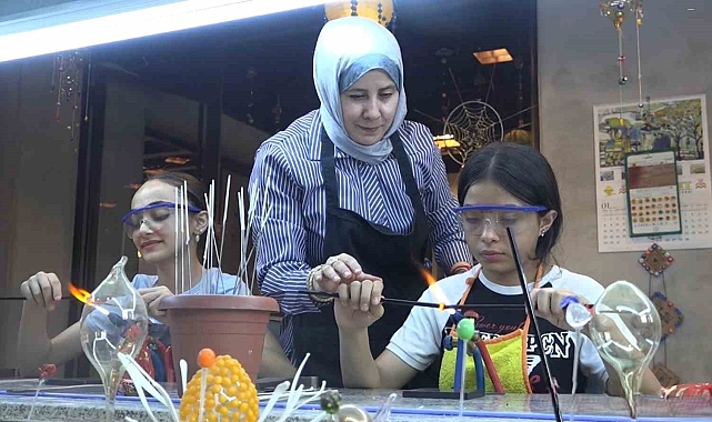 Atık cam şişeler,  sanata dönüşüyor