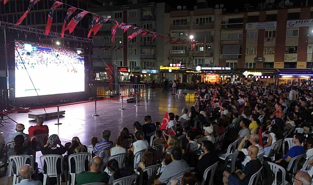 Aydınlılar A Milli Kadın Voleybol Takımı&#039;ı için tek yürek oldu