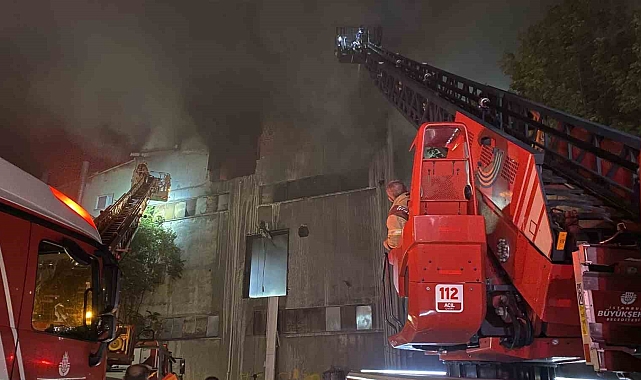 Bağcılar&#039;da 5 katlı fabrika alevlere teslim oldu