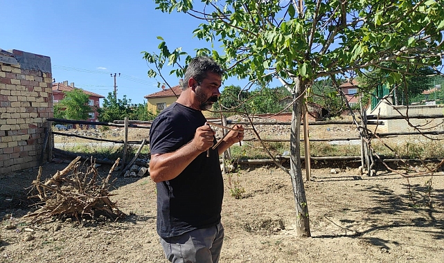 Bakır çubuklarla suyun izini sürüyor
