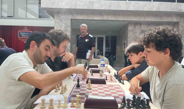 Bakırköy&#039;de Zafer Kupası Satranç Turnuvası&#039;na katılan yarışmacılar kıyasıya mücadele etti