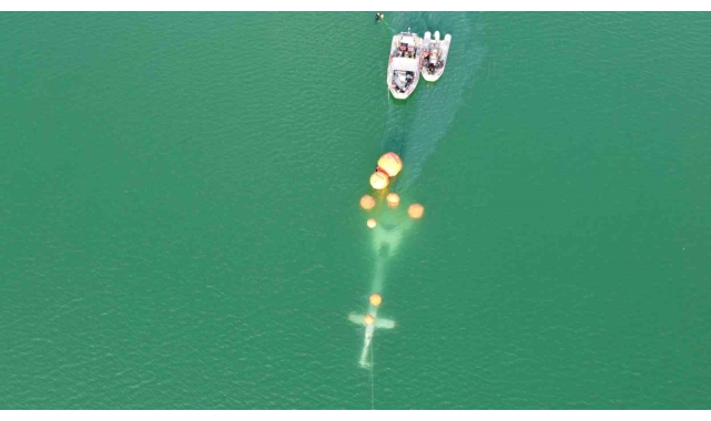 Baraja düşen helikopter yüzdürülerek karaya çıkarılıyor