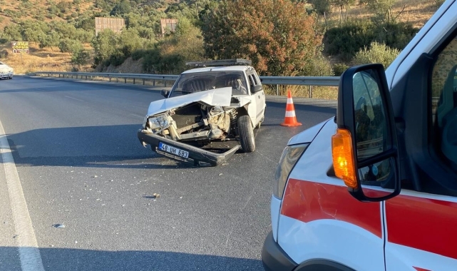 Bariyerlere çarpan otomobilin sürücüsü yaralandı