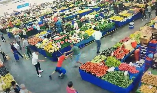 Başakşehir&#039;de pazarcıların yer işgali kavgası kamerada