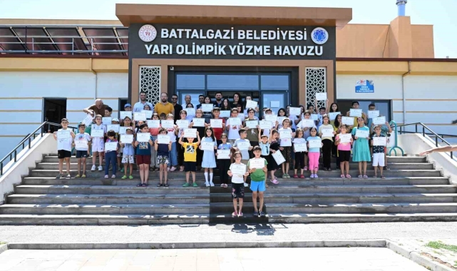 Battalgazi Belediyesi&#039;nin &quot;Yüzme Bilmeyen Kalmasın&quot; projesiyle 110 çocuk yüzmeyi öğrendi