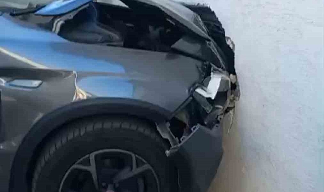 Belediye otobüsüne çarpmamak için eve dalan otomobil sürücüsü yaralandı