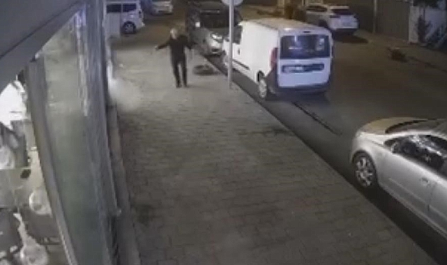 Belinden çıkardığı silahla kafede oturanlara kurşun yağdırdı