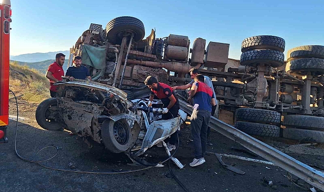 Bingöl&#039;de kamyon ve otomobil çarpıştı: 3 yaralı