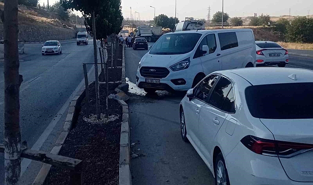 Bir araçtan sızan yağdan kayganlaşan yolda, 6 araç birbirine girdi