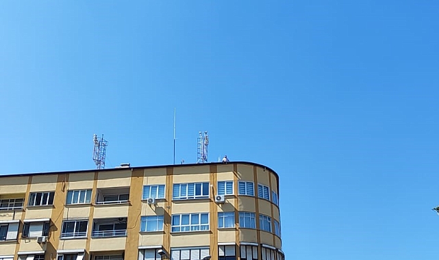 Bir iş hanının çatısına çıkan vatandaş, ekipleri harekete geçirdi