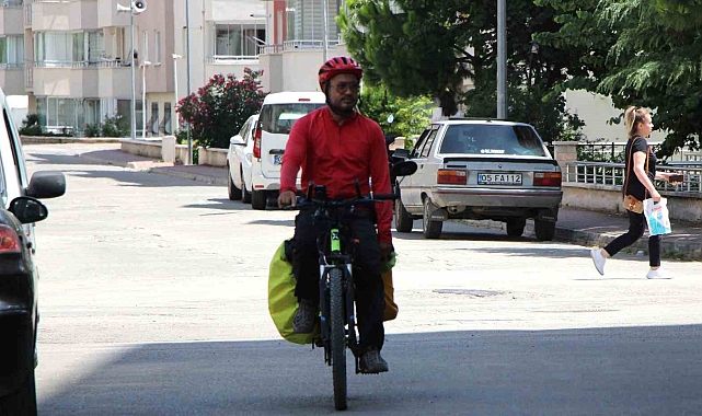 Bisikletle 3 ülkeyi gezdi 16 kilo verdi