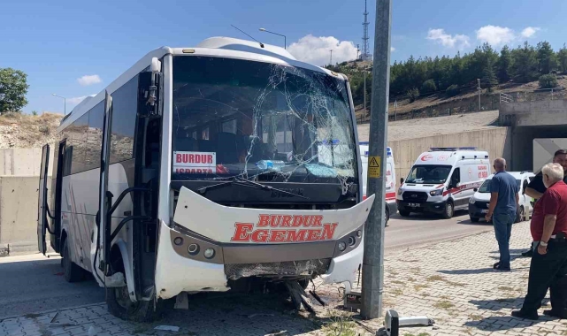 Burdur&#039;da freni patlayan yolcu midibüsü üst yoldan otogar içine düştü:15 yaralı