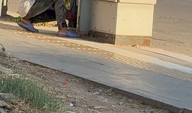 Cadde üzerinde yaşanan kablo hırsızlığı kamerada