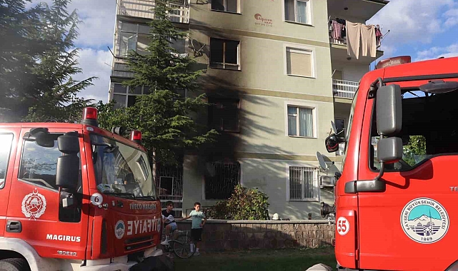 Çakmakla oynarken evi yaktı