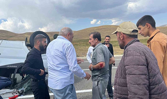 Çat Belediye Başkanı Arif Hikmet Kılıç, yaralı sürücüye yardım etti