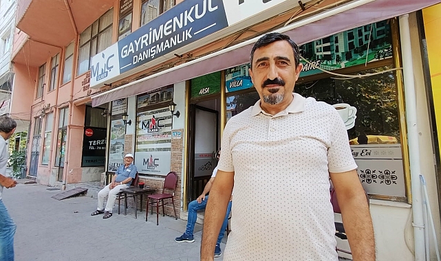 Çay evine eleman bulmakta zorlanan esnaf, çareyi dikkat çeken bir ilan asmakta buldu