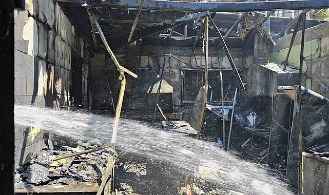 Çıkan yangında, restoran kullanılmaz hale geldi