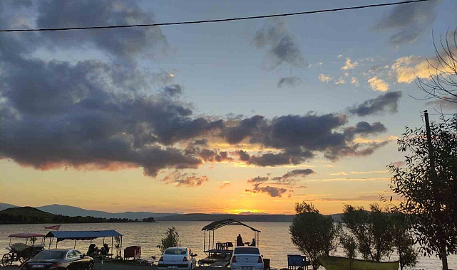 Çıldır Gölü&#039;ndeki manzara görenleri hayran bırakıyor