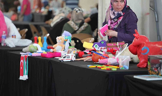 Çocuklar, aile bütçesine katkı sağlamak için eski oyuncaklarını satıyor