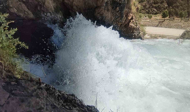 Dağın altındaki mağaradan çıkan su kaynağı ziyaretçilerini ağırlıyor