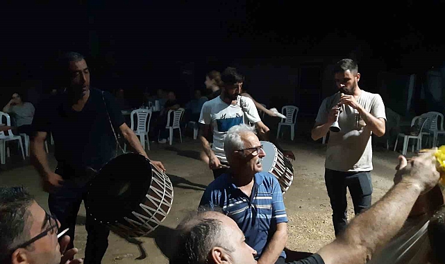 Davul zurna eşliğinde şampuanla duş aldırdılar