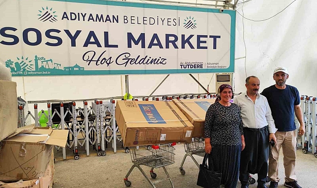 Depremden etkilenen ihtiyaç sahiplerine tekerlekli sandalye dağıtımı