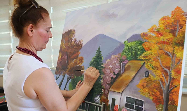 Depremin acısını resimle aşıyor