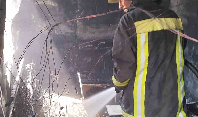 Depremzede vatandaşların yaşadığı konteyner yanarak kullanılmaz hale geldi