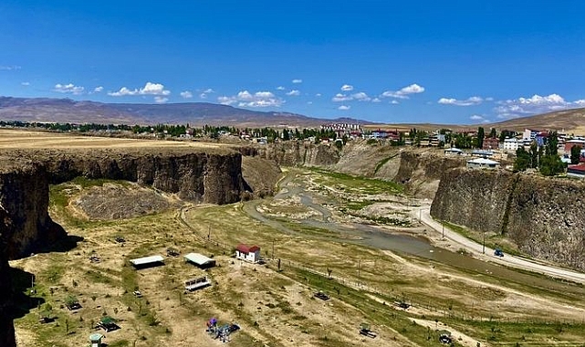 Dik yamaçlarıyla doğunun Ihlara Vadisi Murat Kanyonu ziyaretçilerini ağırlıyor